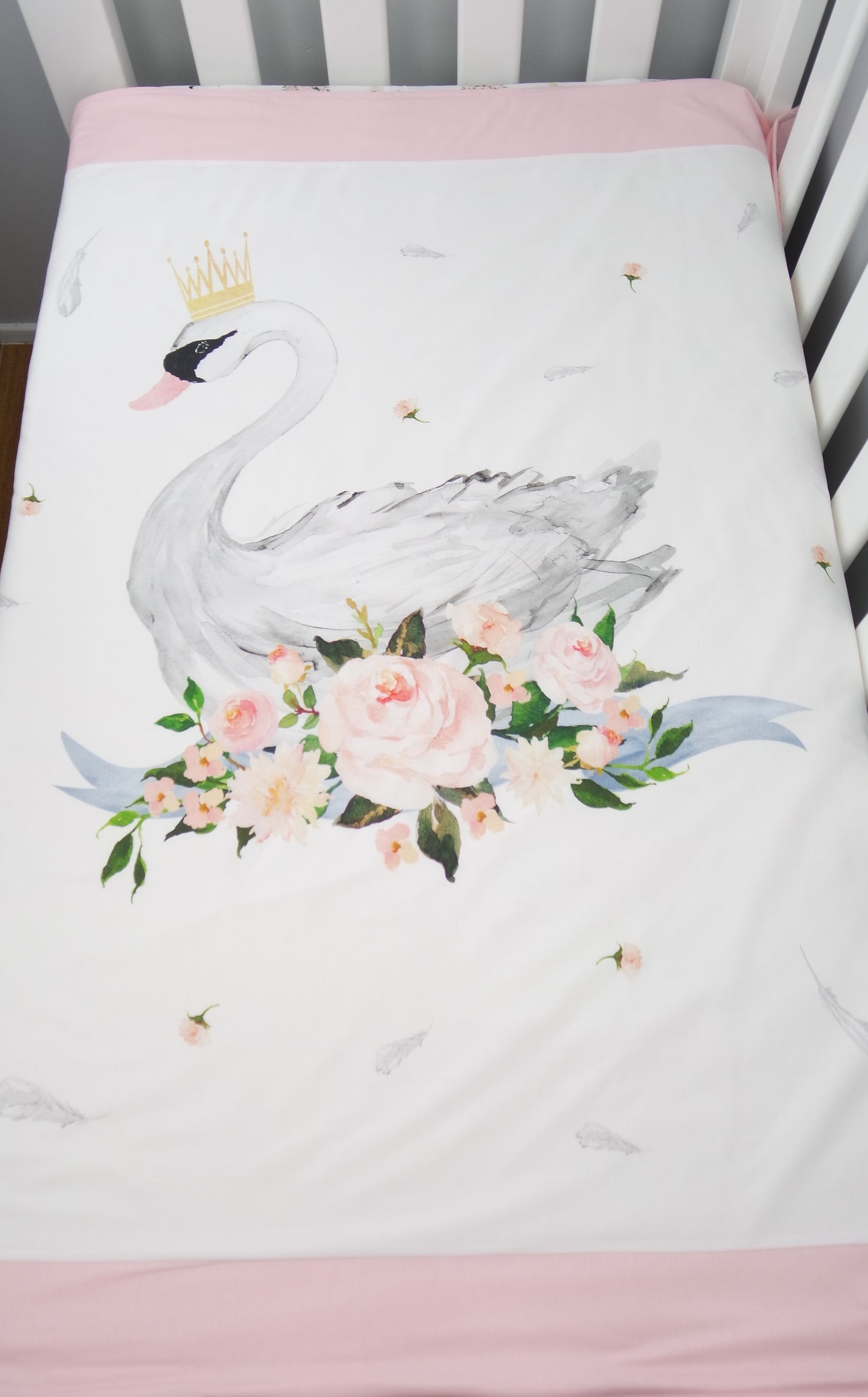 Elegant Swan Cot Quilt